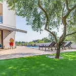 Semesterbostad Beautiful In With Kitchen Poreč