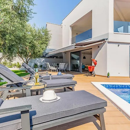 Beautiful In With Kitchen *