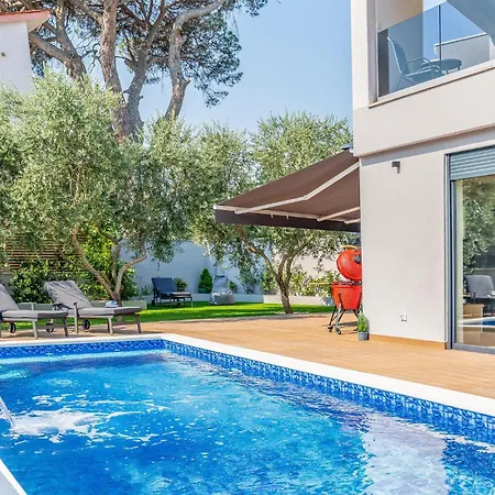 Beautiful In With Kitchen Porec