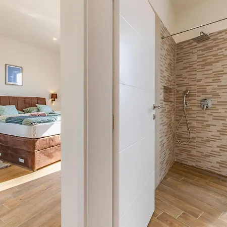 Beautiful In With Kitchen Holiday home