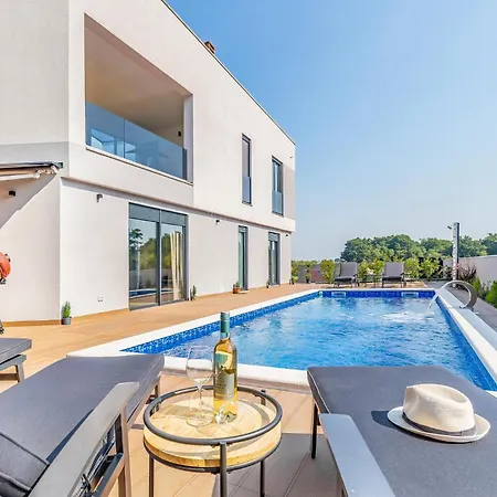 Beautiful In With Kitchen *