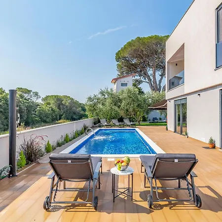 Beautiful In With Kitchen Holiday home