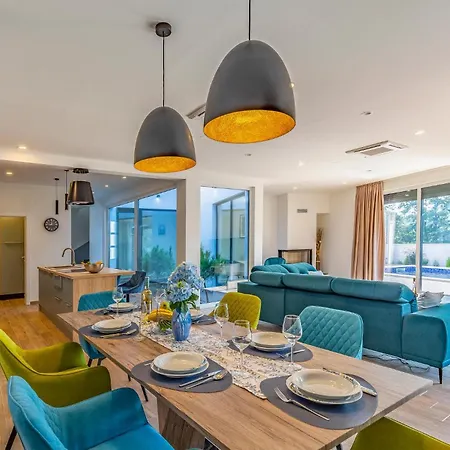 Beautiful In With Kitchen *