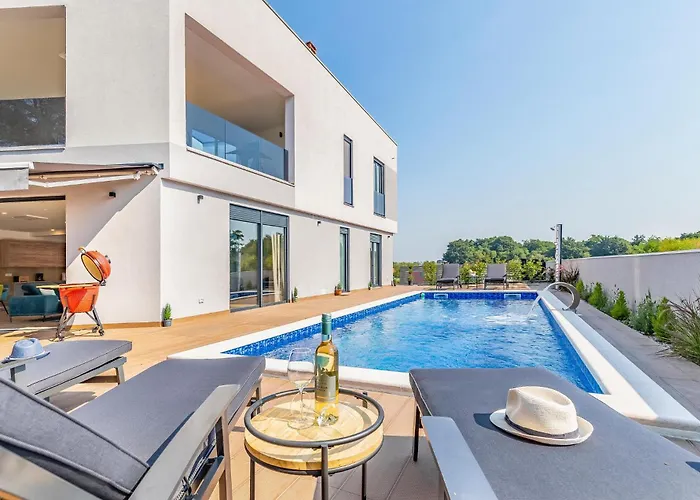 Beautiful In With Kitchen *