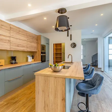 Beautiful In With Kitchen 度假居